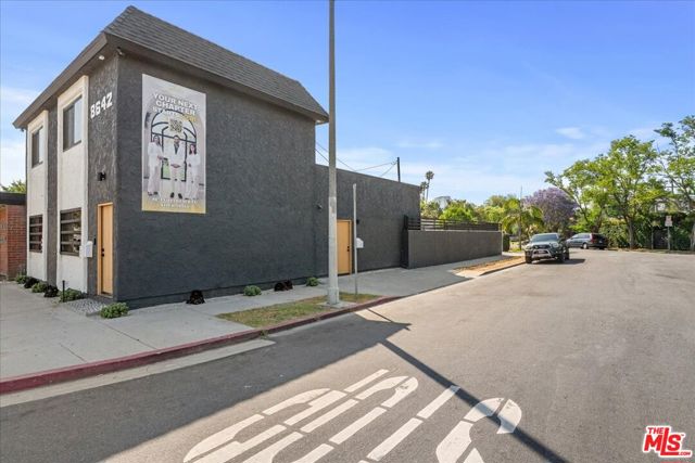 8644 Venice Boulevard, Los Angeles CA: https://media.crmls.org/mediaz/19244892-7ebd-4c6e-9b89-e0d9209ff45d.jpg