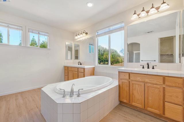 5675 Arcadia Cir, Discovery Bay CA: https://media.crmls.org/mediaz/19245b01-8cb6-47e9-95f0-7e905c492ec3.jpg