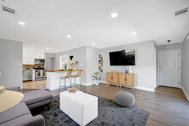 17303 Via Andeta, San Lorenzo CA: https://media.crmls.org/mediaz/1925488e-7c10-46e7-b5c6-21745cbc5a80.jpg
