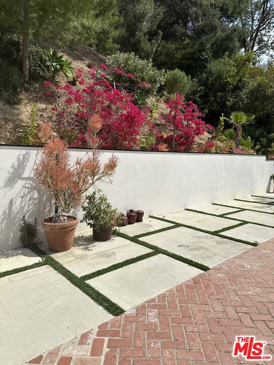 9781 Blantyre Drive, Beverly Hills CA: https://media.crmls.org/mediaz/192638a9-952d-4cbe-b47c-4432e5c3acf8.jpg