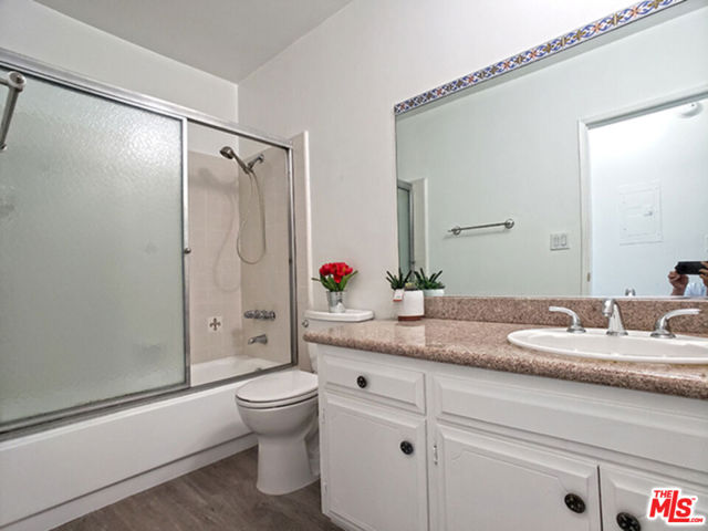 5656 La Mirada Avenue, Los Angeles CA: https://media.crmls.org/mediaz/1926612e-43f3-4390-9c4c-5fcb2bb8e016.jpg