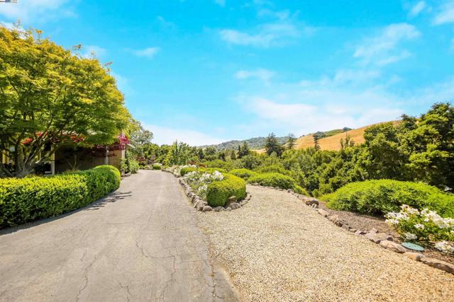 8700 Oak Tree Ln, Castro Valley CA: https://media.crmls.org/mediaz/1926b69d-f4bf-491f-bd88-00fe972349a1.jpg