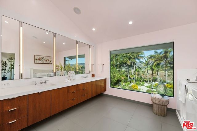 29417 Bluewater Road, Malibu CA: https://media.crmls.org/mediaz/19271c76-17cc-4d09-906a-511e385656a8.jpg