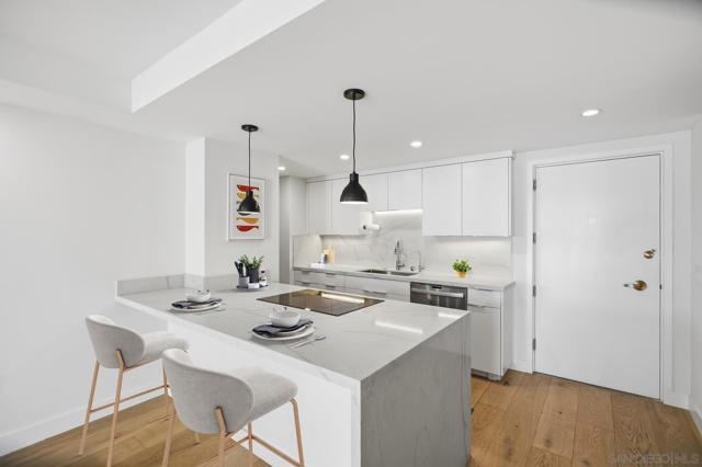 1760 Avenida Del Mundo, Coronado CA: https://media.crmls.org/mediaz/19279211-ad1f-4441-b8da-320c5983b54e.jpg