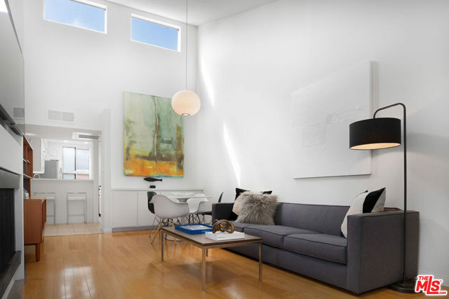 943 12th Street, Santa Monica CA: https://media.crmls.org/mediaz/19299094-199b-44c9-b0fa-95839ff91572.jpg