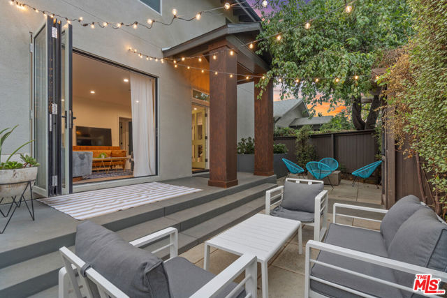 705 6th Avenue, Venice CA: https://media.crmls.org/mediaz/192a60aa-18f0-4d2d-83f2-5ba01ee0372e.jpg