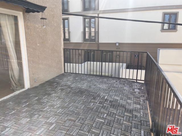 133 S Elm Drive, Beverly Hills CA: https://media.crmls.org/mediaz/192b3641-e3c6-4c48-ac44-f02c225313cd.jpg