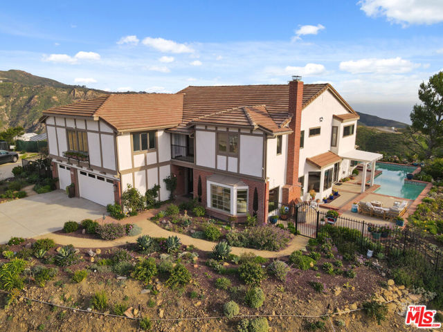 23255 W Paloma Blanca Drive, Malibu CA: https://media.crmls.org/mediaz/192b7b8a-847d-45c3-b68f-08ac34aed597.jpg