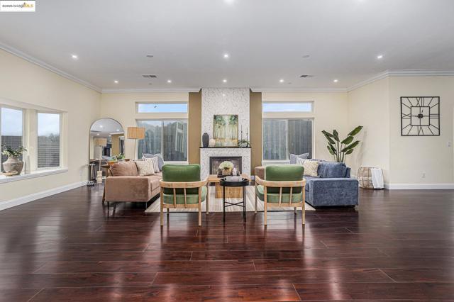130 Arbor View Ln, Lafayette CA: https://media.crmls.org/mediaz/192ccfac-7a3c-41c2-aeb1-5c5181ee0ccb.jpg