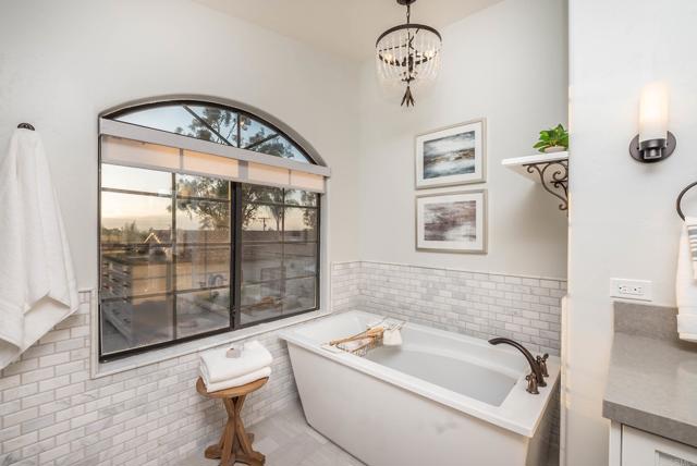 Detail Gallery Image 11 of 21 For 1210 Cypress Dr, Vista,  CA 92084 - 5 Beds | 4 Baths