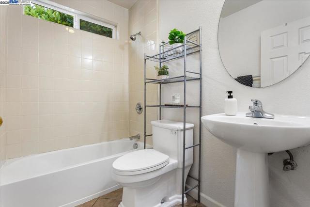 357 Melven Ct, San Leandro CA: https://media.crmls.org/mediaz/192d6551-569a-4d02-b5b1-7460e1cf7c27.jpg