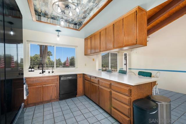 25980 Forest Dr, Escondido CA: https://media.crmls.org/mediaz/192e0af7-59d1-4511-b9ee-ed870e2f9030.jpg