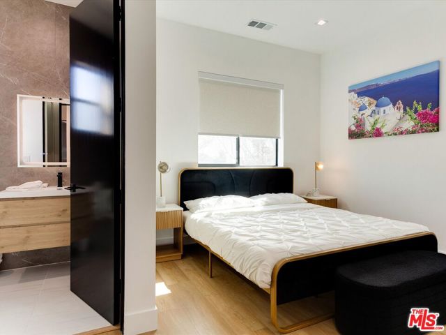 2815 1/2 S Redondo Boulevard, Los Angeles CA: https://media.crmls.org/mediaz/192e664a-0038-47dc-8009-8d448e75c579.jpg