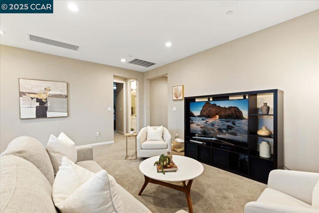 369 Parkfield Way, Oakley CA: https://media.crmls.org/mediaz/192f25bc-8735-41cd-9fe5-2373e5e56a40.jpg