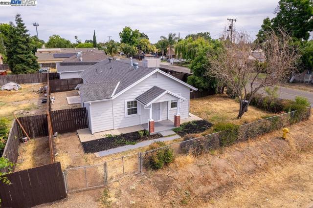 4733 E Washington St, Stockton CA: https://media.crmls.org/mediaz/1930191a-0239-43e2-a77d-802f839fd164.jpg