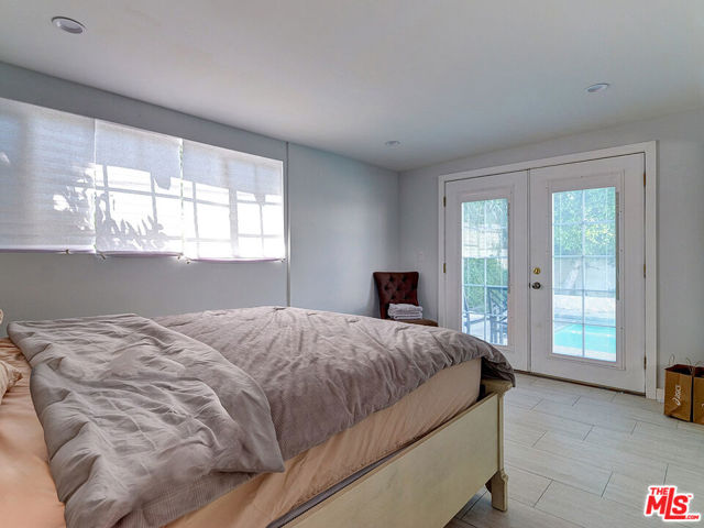 1019 S Rimpau Boulevard, Los Angeles CA: https://media.crmls.org/mediaz/19315416-1e45-406b-a2db-ad1aa00830b2.jpg