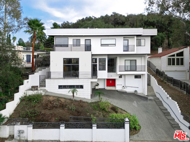 3971 Fredonia Drive, Los Angeles CA: https://media.crmls.org/mediaz/19317857-a46e-4f60-b91c-c9e866886334.jpg