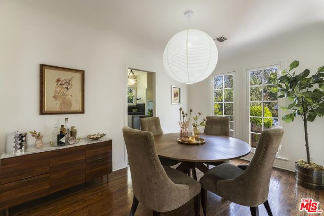 7361 Oakwood Avenue, Los Angeles CA: https://media.crmls.org/mediaz/19318cad-e515-4387-9a9f-66d0f143a34d.jpg