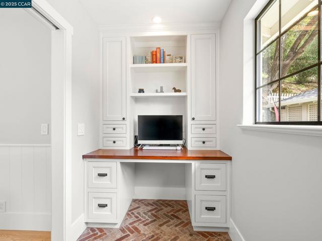 125 Sleepy Hollow Ln, Orinda CA: https://media.crmls.org/mediaz/1931f6fa-5115-458b-9104-c37573e3fe6f.jpg