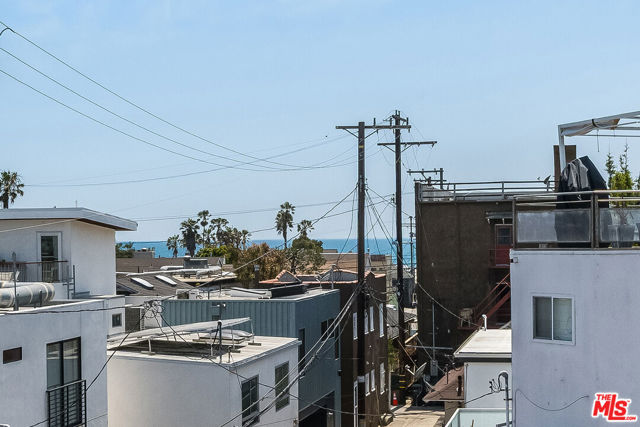 126 Thornton Place, Venice CA: https://media.crmls.org/mediaz/1932446c-4653-4258-aaf0-949168a322f0.jpg