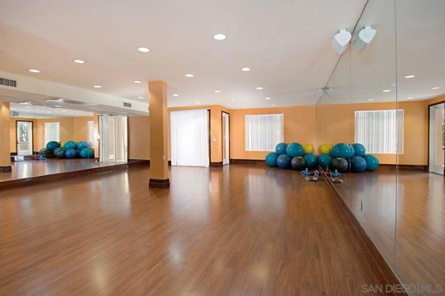 4165 Executive Dr, La Jolla CA: https://media.crmls.org/mediaz/1932804b-286b-455f-ad2e-9d139162ccfe.jpg