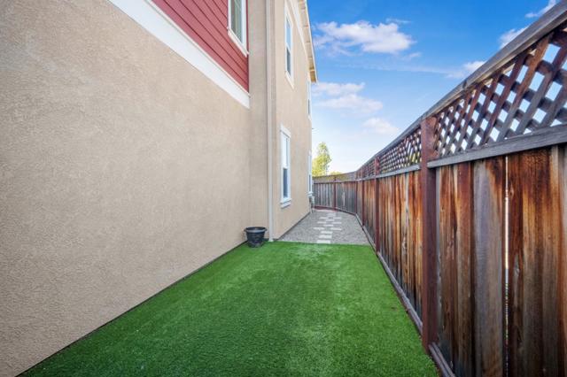 1061 Viognier Way, Gilroy CA: https://media.crmls.org/mediaz/1932a23d-6772-46fd-acda-9b21b899c3c7.jpg
