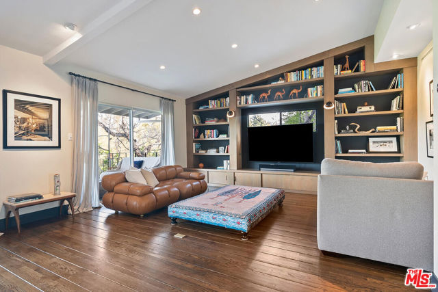 3631 Buena Park Drive, Studio City CA: https://media.crmls.org/mediaz/1932ca3b-057b-46ed-93be-8b0ffbb587e4.jpg