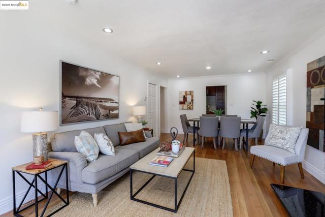 4103 Dickson Ct, Oakland CA: https://media.crmls.org/mediaz/19342924-5c09-4c1f-a5a3-68f717cefdde.jpg