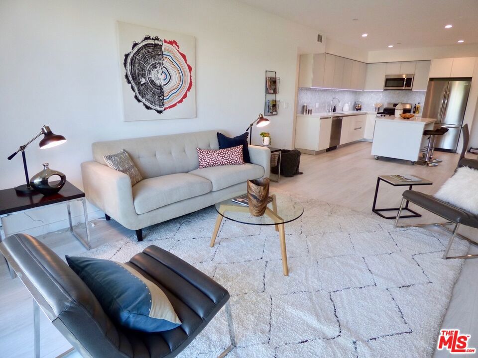 1731 FEDERAL Avenue #402