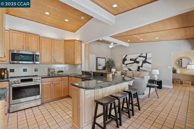 23 Lost Valley Dr, Orinda CA: https://media.crmls.org/mediaz/19363be9-faf3-4944-8970-e20f8e440a95.jpg