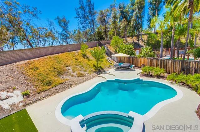 12709 Treeridge Ter, Poway CA: https://media.crmls.org/mediaz/19365d42-977f-49e3-b14f-9772f2adbf7c.jpg