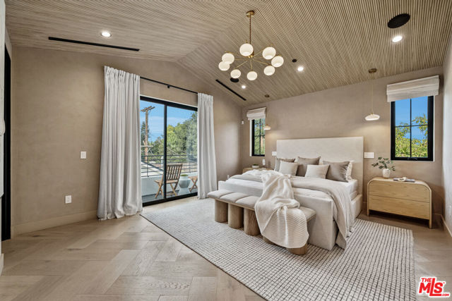 11317 Valley Spring Lane, Studio City CA: https://media.crmls.org/mediaz/1936a195-d09f-4e1c-915a-f1b029d7e3fd.jpg