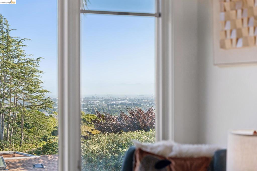 https://media.crmls.org/mediaz/19372d10-d479-4bfe-a9b9-f1a34d740562.jpg?preset=X-Large