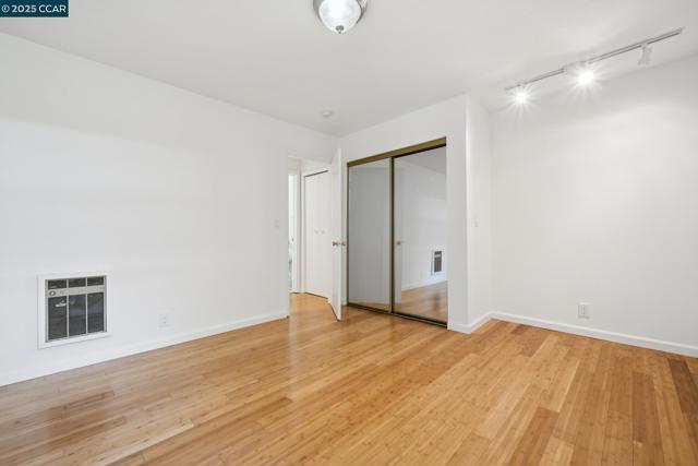 150 Pearl St, Oakland CA: https://media.crmls.org/mediaz/19373d69-4ba1-4e12-9b31-98335011257d.jpg