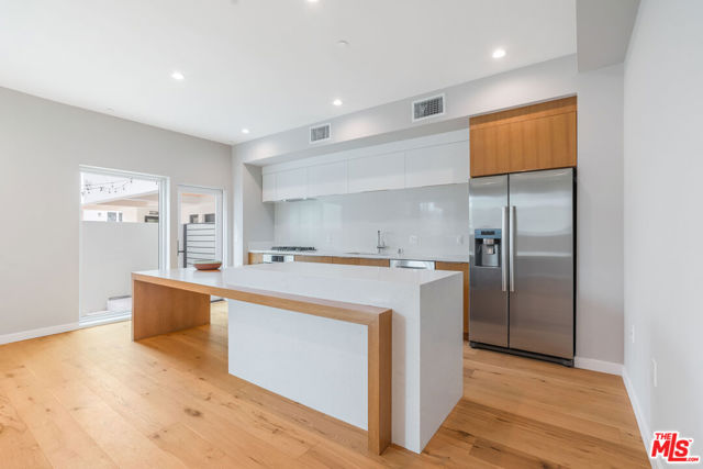 1729 S Barrington Avenue, Los Angeles CA: https://media.crmls.org/mediaz/1938086a-1e3a-49d9-87d8-75a7c18e1f93.jpg