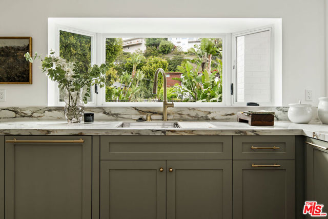 8819 Evanview Drive, Los Angeles CA: https://media.crmls.org/mediaz/193886dc-7f52-45ce-ba4d-e1e15022afc9.jpg