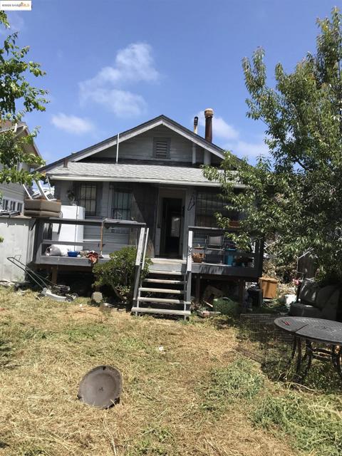 5607 Edgerly St, Oakland CA: https://media.crmls.org/mediaz/1938db8d-21f2-437d-9021-b2c3fb216f3a.jpg