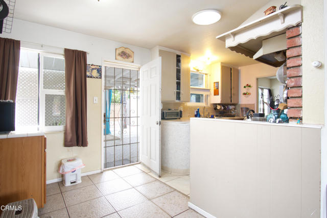 4127 S C Street, Oxnard CA: https://media.crmls.org/mediaz/19390b8c-7f72-48d7-863a-9dab67f592ee.jpg