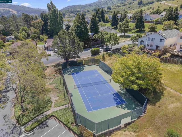 5319 Ridgeview Cir, El Sobrante CA: https://media.crmls.org/mediaz/193a68e0-a799-4770-9fa4-ff917df3c5b7.jpg