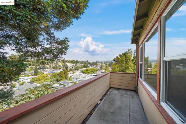 829 Vermont St, Oakland CA: https://media.crmls.org/mediaz/193af9c6-b9e4-4fa1-8afd-73d15dce743b.jpg