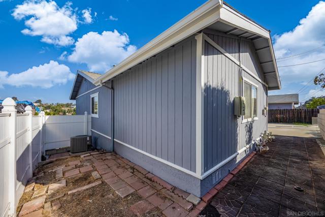 1180 Evelyn St, San Diego CA: https://media.crmls.org/mediaz/193b3e42-78f6-4141-9d3b-ad2c9c5d39bc.jpg
