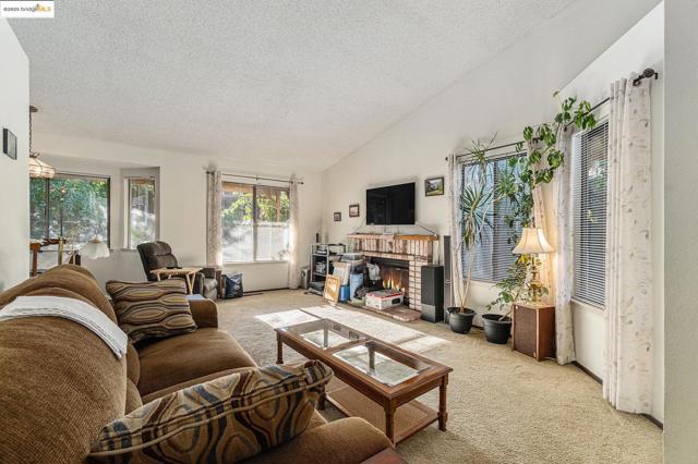 2513 Brazil Dr, Antioch CA: https://media.crmls.org/mediaz/193b580d-a4c9-4e0d-9c00-02a70a276854.jpg