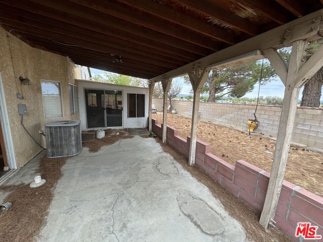 45117 Loma Vista Drive, Lancaster CA: https://media.crmls.org/mediaz/193b8eb7-0c9e-4566-97fc-54866ba98688.jpg