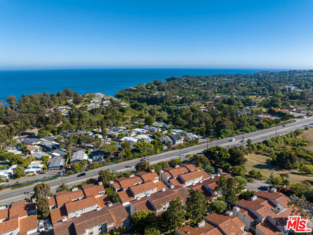 28374 Rey De Copas Lane, Malibu CA: https://media.crmls.org/mediaz/193d41c6-a44a-44f4-9bcf-8660b68c12e1.jpg
