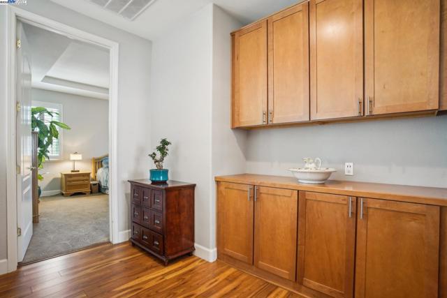 320 Oaks Bridge Pl, Pleasanton CA: https://media.crmls.org/mediaz/193d61af-6f89-4d21-867a-fd423a572566.jpg