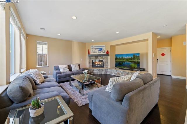 3055 Hastings Way, San Ramon CA: https://media.crmls.org/mediaz/193dc902-88ff-4587-b58b-4828e4cbc9dc.jpg