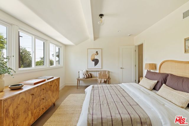 7401 Costello Avenue, Van Nuys CA: https://media.crmls.org/mediaz/193e10f1-1aff-432c-831a-816ae1247621.jpg