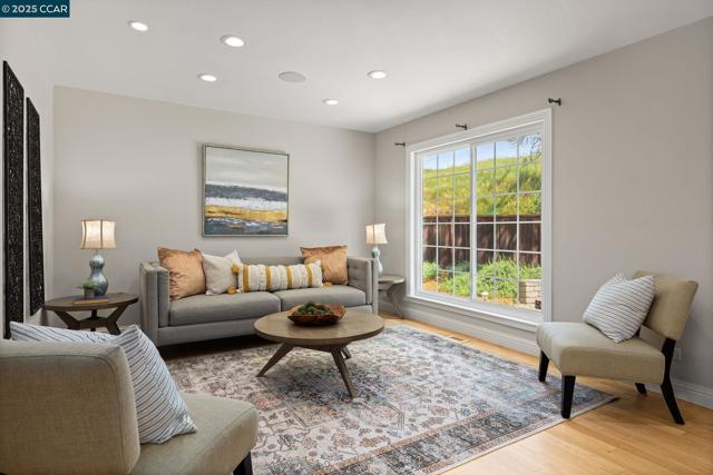 1092 Hillendale Ct, Walnut Creek CA: https://media.crmls.org/mediaz/193eecba-585d-4c16-b57d-b0fa08b294f0.jpg