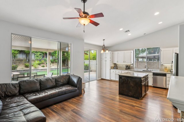 24641 Lincoln AVE, Murrieta CA: https://media.crmls.org/mediaz/193fde2d-fe8b-4e38-82e9-1246cb06d418.jpg
