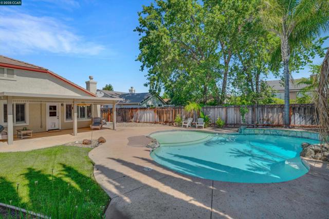 380 Claremont Dr, Brentwood CA: https://media.crmls.org/mediaz/19400009-89d8-4fdc-9a19-23dc8405797d.jpg
